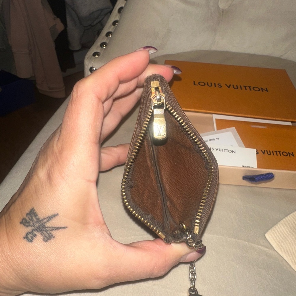 Louis Vuitton Classic Monogram Key Holder - Picture 4 of 5